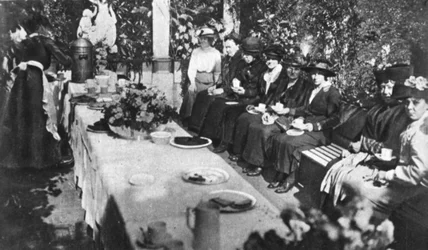 Fête des mères : Lady Byron reçoit les mères des combattants pour le thé, de The Illustrated War News, 16 août 1916